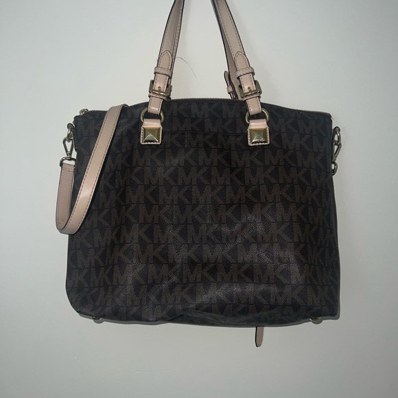 Michael Kors Handbag 👜 (shoulder) - Picture 3 of 11